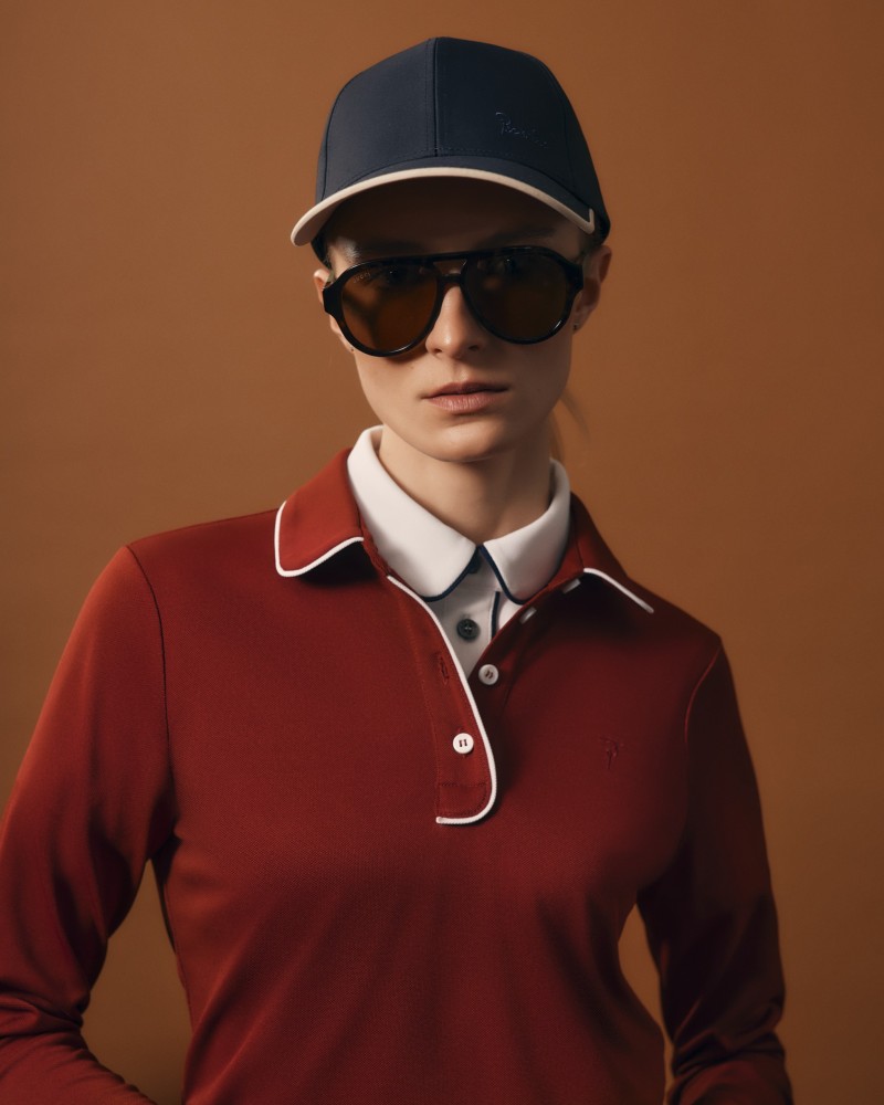 Modelka w granatowej golfowej czapce z daszkiem